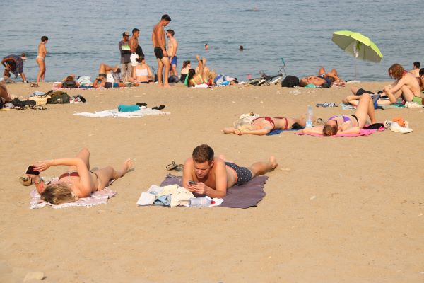 People at the Catalan capital's Barceloneta beach (by Carola López)